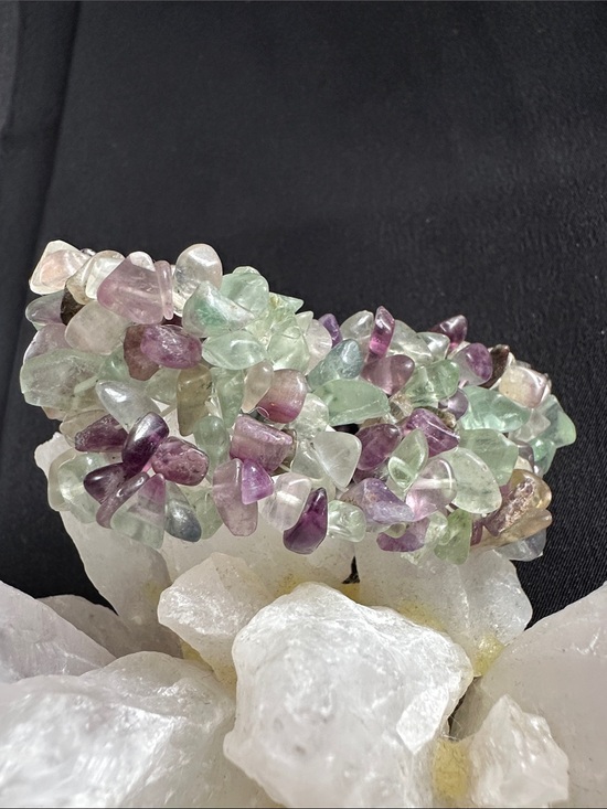 Jewelry - Fluorite EUC genuine gemstone stretch bracelet. Fits most wrists. Appx. 1” width